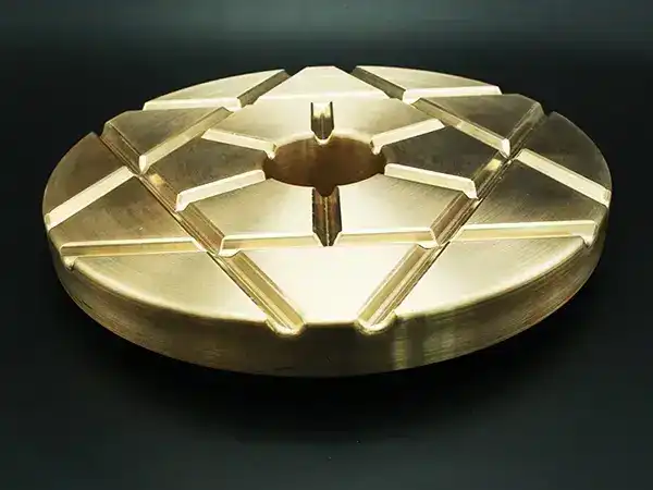 قطع برونزية بأشكال مختلفة